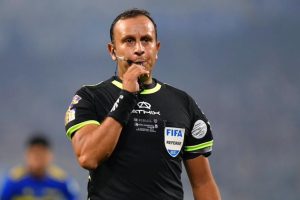 الحكم الأرجنتيني داريو هيريرا يدير مباراة الاتحاد والهلال
