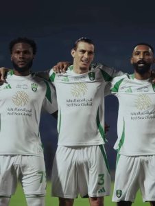 كيسيه وإيبانيز لاعبا الأهلي 