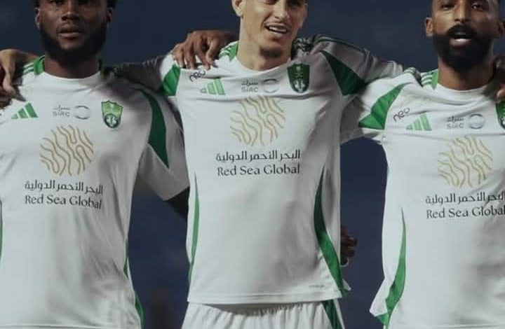 كيسيه وإيبانيز لاعبا الأهلي