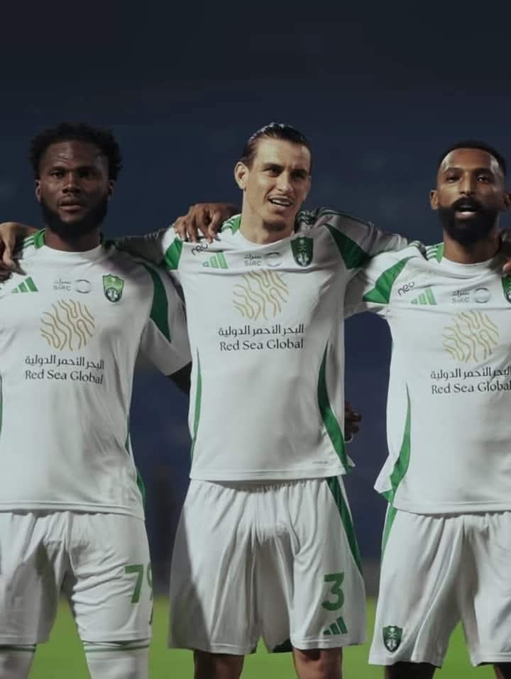 كيسيه وإيبانيز لاعبا الأهلي