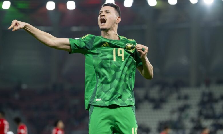 عبد الله الحمدان لاعب الهلال ومنتخب السعودية