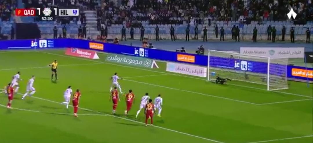 سالم الدوسري يهدر ركلة جزاء 