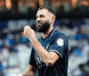 كريم بنزيما لاعب الهلال أمام الاتحاد 