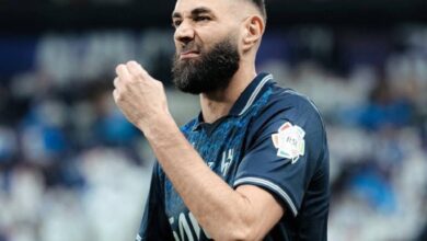 كريم بنزيما لاعب الهلال أمام الاتحاد