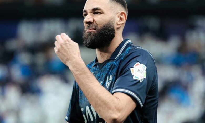 كريم بنزيما لاعب الهلال أمام الاتحاد