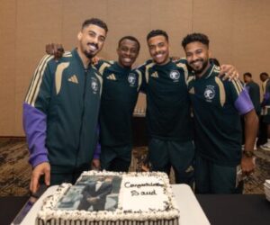 لاعبو المنتخب السعودي يحتفلون بسعود عبدالحميد في أمريكا بعد عقد قرانه