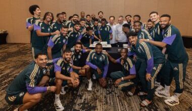 لاعبو المنتخب السعودي يحتفلون بسعود عبدالحميد في أمريكا بعد عقد قرانه