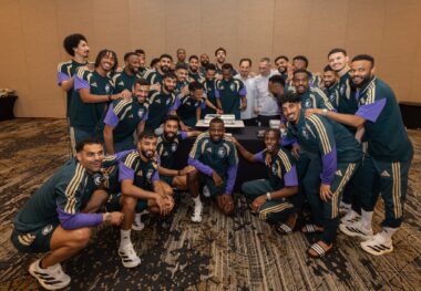 لاعبو المنتخب السعودي يحتفلون بسعود عبدالحميد في أمريكا بعد عقد قرانه