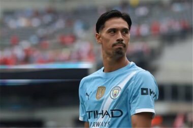 تيجاني رايندرز لاعب مانشستر سيتي